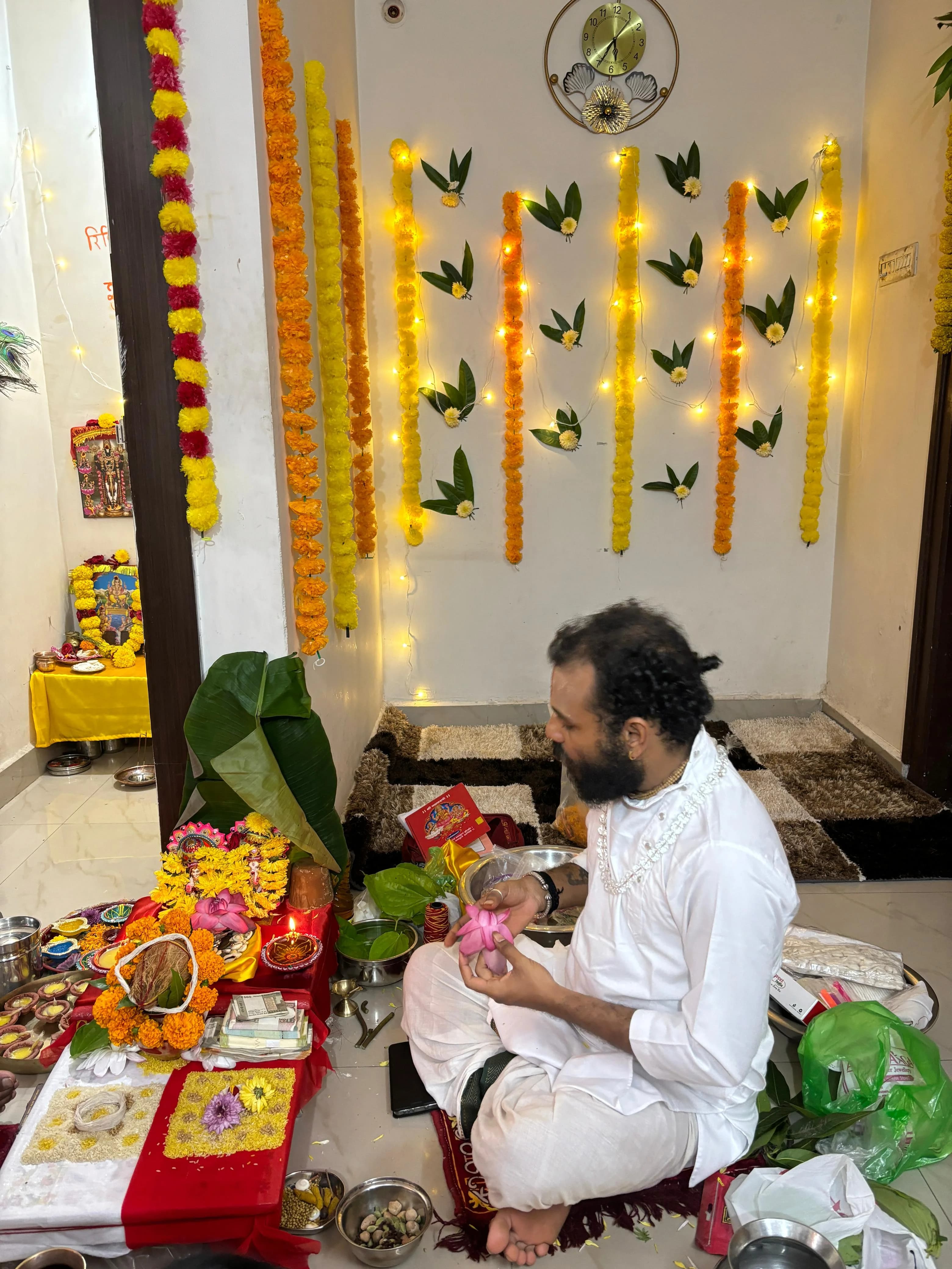 कमल पुष्प एवं वैदिक विधि-विधान से विशेष अनुष्ठान संपन्न करते आचार्य जी