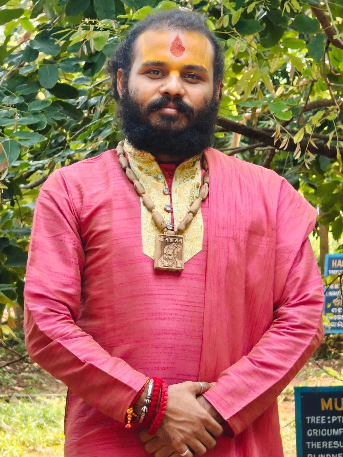 आचार्य शिवम कृष्ण महाराज तुलसी माला एवं सीताराम पदक धारण किए हुए