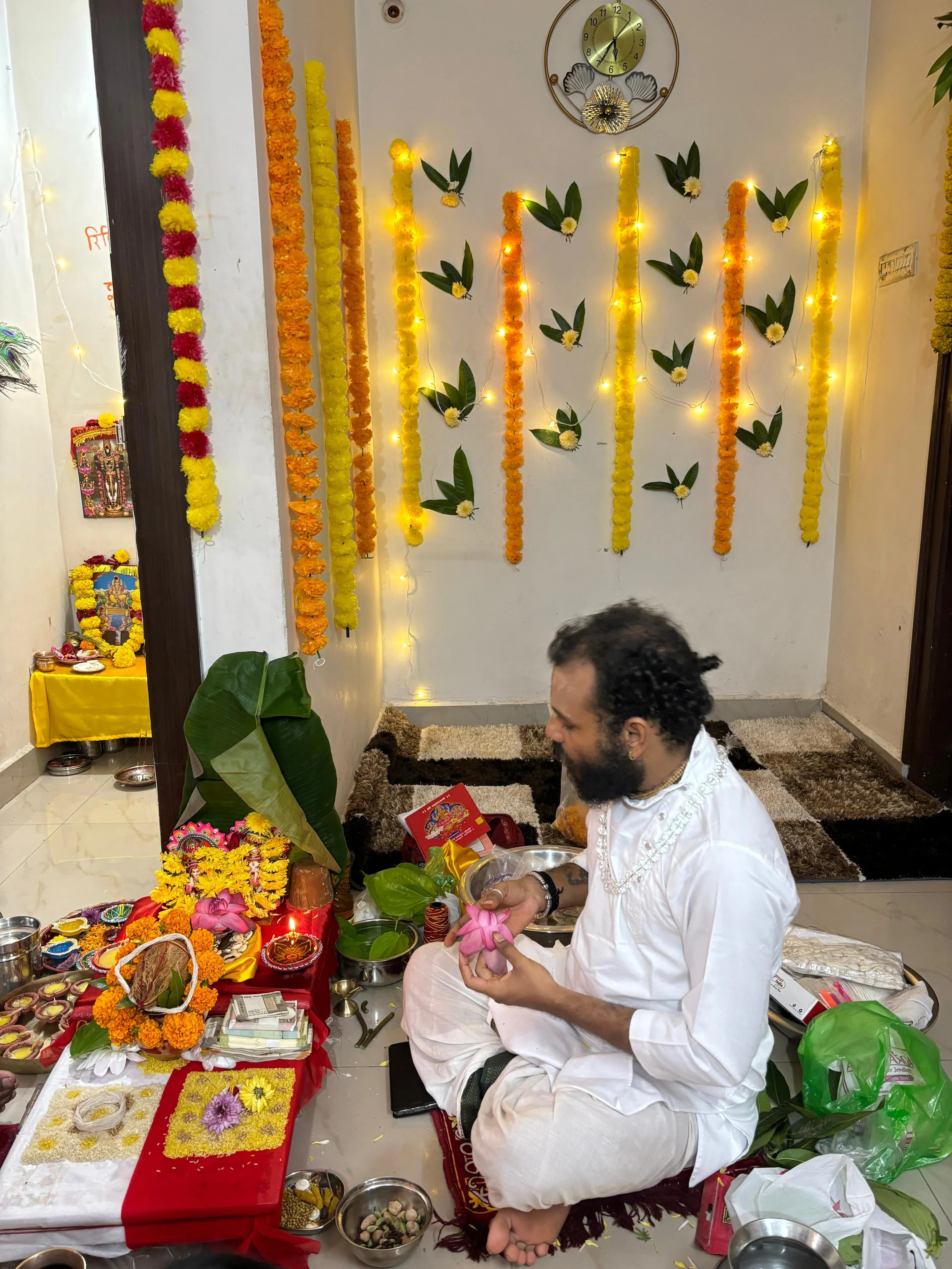 आचार्य शिवम कृष्ण महाराज कमल पुष्प एवं नैवेद्य संग वैदिक पूजन संपन्न करते हुए