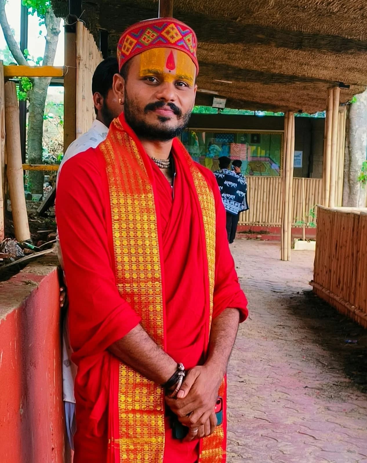 आचार्य शिवम कृष्ण महाराज - पीतांबरी वस्त्र एवं त्रिपुंड तिलक में