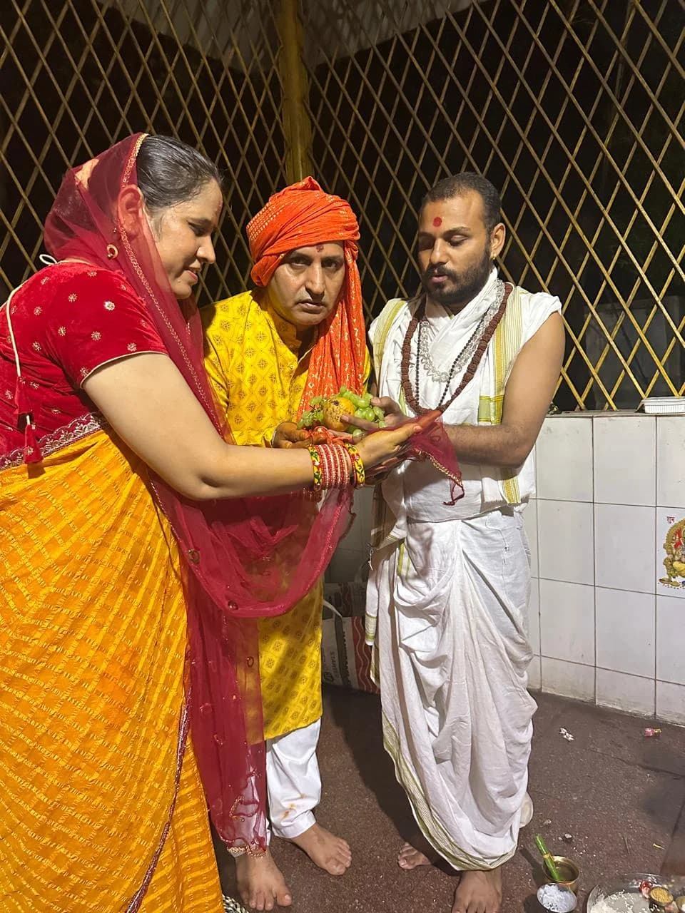 वैदिक विवाह संस्कार एवं यजमान संकल्प संपन्न कराते आचार्य जी