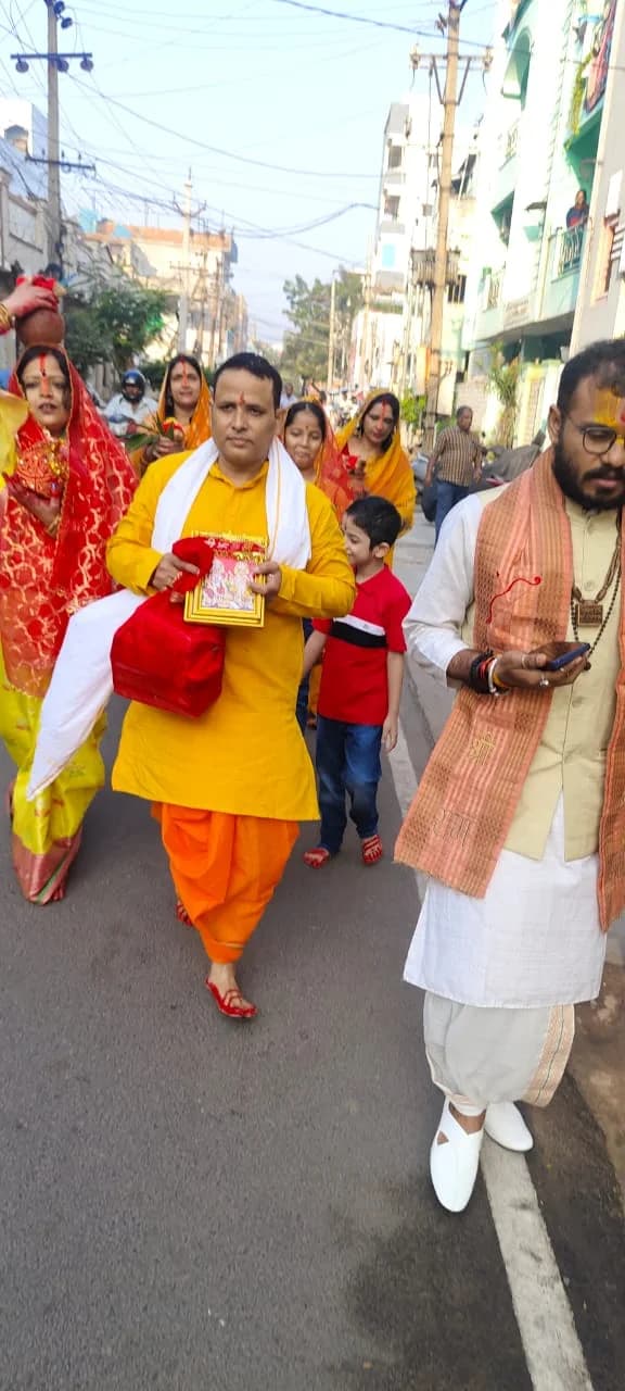 धार्मिक शोभायात्रा एवं मंगल कलश यात्रा का नेतृत्व करते आचार्य जी