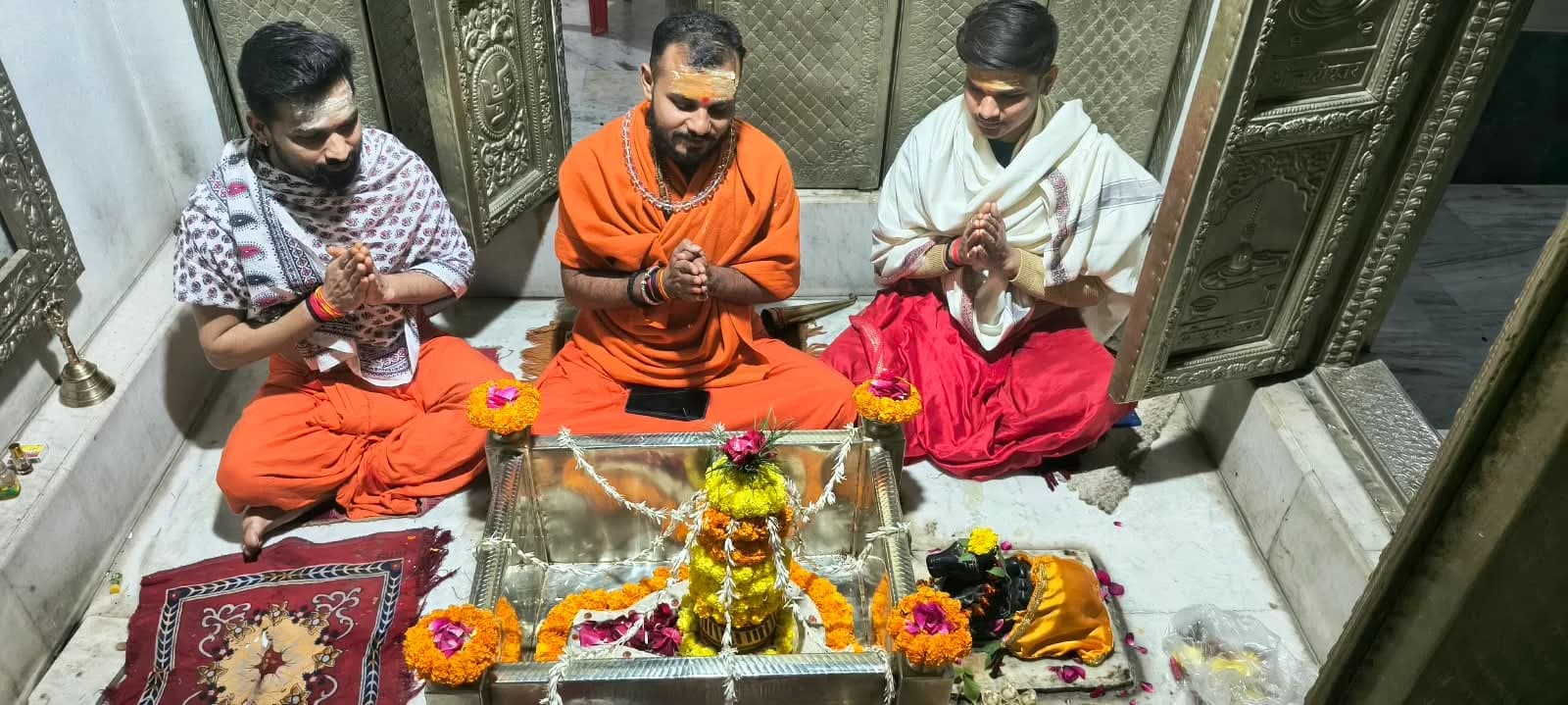 शिव मंदिर गर्भगृह में यजमानों एवं आचार्यों संग संपन्न हुआ रुद्राभिषेक